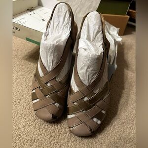 Earth Origins, Berri style, taupe shade, 9.5 W, never worn.